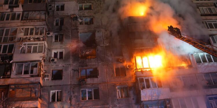 Внаслідок атаки на Запоріжжя спалахнула багатоповерхівка, троє людей постраждали (ФОТО)