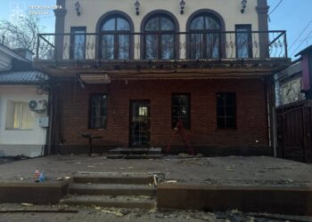 У центрі Миколаєва на виконання рішення суду знесено незаконну прибудову до кав’ярні (ФОТО)