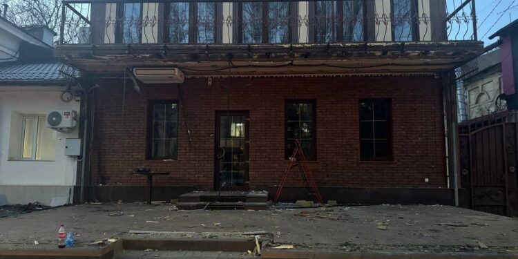 У центрі Миколаєва на виконання рішення суду знесено незаконну прибудову до кав’ярні (ФОТО)