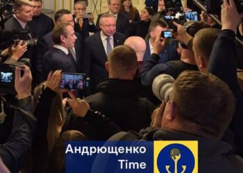 Цинізм найвищої проби – російські окупанти відкрили драмтеатр у Маріуполі, де від їхніх же бомб загинуло багато людей (ФОТО)