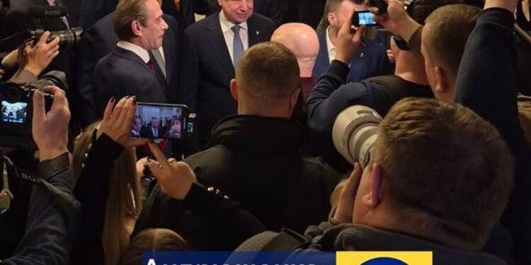 Цинізм найвищої проби – російські окупанти відкрили драмтеатр у Маріуполі, де від їхніх же бомб загинуло багато людей (ФОТО)