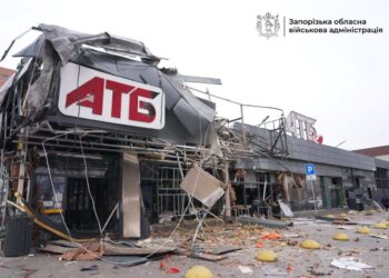 Щонайменше 4 поранених – росіяни атакували «АТБ» у Запоріжжі (ФОТО, ВІДЕО)