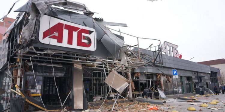 Щонайменше 4 поранених – росіяни атакували «АТБ» у Запоріжжі (ФОТО, ВІДЕО)