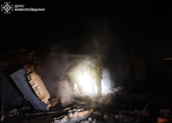 Рятувальники показали наслідки атаки ворожих БпЛА на Миколаїв – знищено гаражі та транспортні засоби (ФОТО)