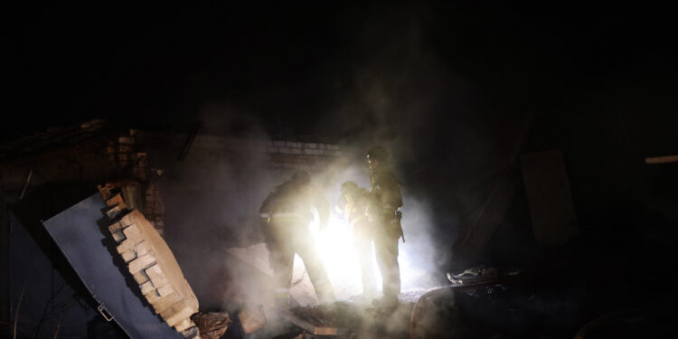 Рятувальники показали наслідки атаки ворожих БпЛА на Миколаїв – знищено гаражі та транспортні засоби (ФОТО)