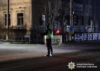 На Миколаївщині поліцейські працюють у посиленому режимі та допомагають громадянам під час блекауту (ВІДЕО)