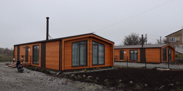 На Миколаївщині за підтримки Данії встановлено п’ять модульних будиночків для ВПО та амбулаторію (ФОТО)