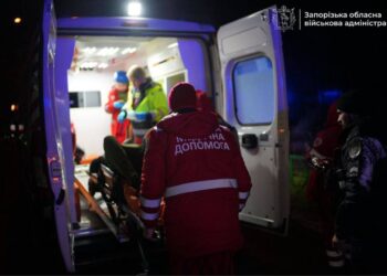 Внаслідок атаки на Запоріжжя спалахнула багатоповерхівка, троє людей постраждали (ФОТО)