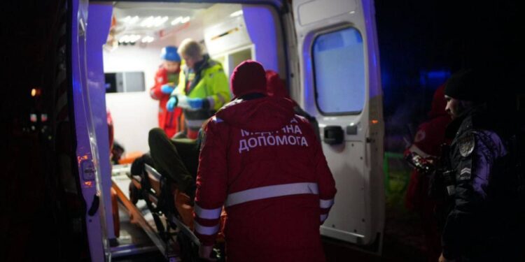 Внаслідок атаки на Запоріжжя спалахнула багатоповерхівка, троє людей постраждали (ФОТО)