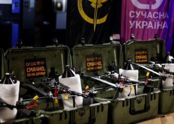 “Смачно, бо на дрони!” Українські ресторатори передали ГУР 100 SECRET BOXів із FPV-дронами