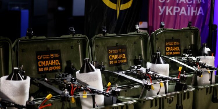 “Смачно, бо на дрони!” Українські ресторатори передали ГУР 100 SECRET BOXів із FPV-дронами