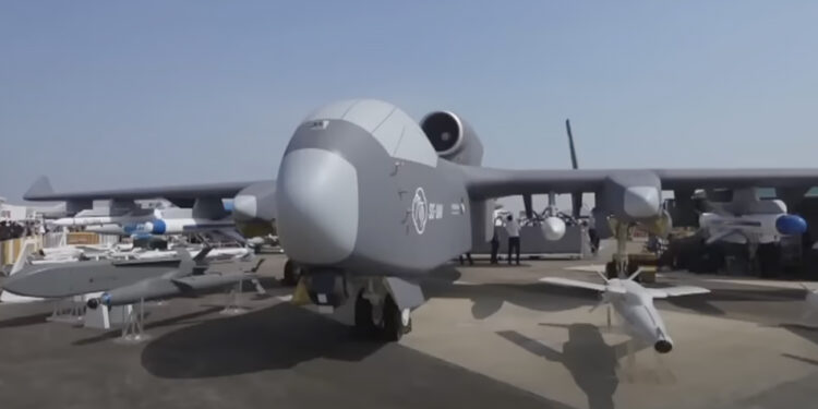 Китай вперше запустив гігантський “авіаносець дронів”, – Bloomberg