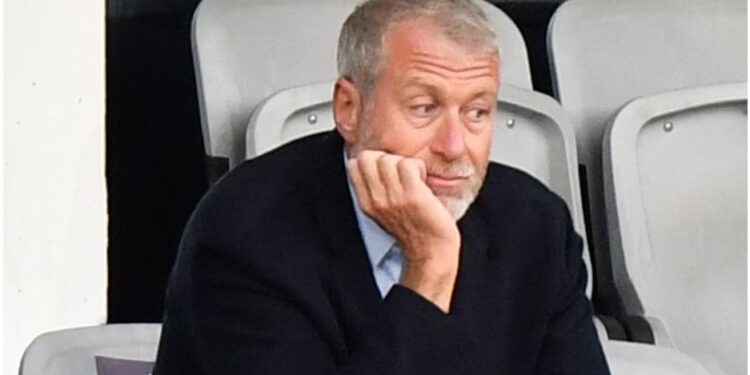 Абрамович, віддай Україні гроші за “Челсі”, – у Британії погрожують олігарху судом, він каже, що росіяни теж постраждали