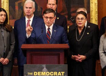 Республіканці у США мобілізують електорат – Джонсон лякає імпічментом Трампа