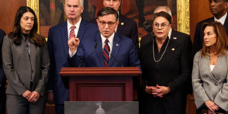 Республіканці у США мобілізують електорат – Джонсон лякає імпічментом Трампа