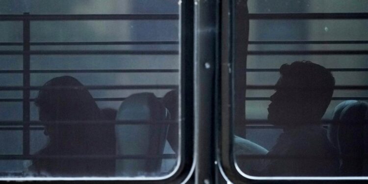 Як худобу. Адміністрація Трампа планує тримати 80 тис іммігрантів на складах для пришвидшення депортації, – The Washington Post