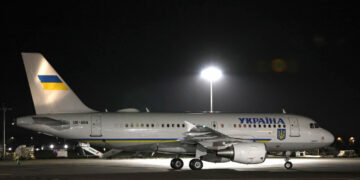 Літак Зеленського в Ірландії намагалися атакувати 4 невідомі дрони – були налаштовані точно на час приземлення