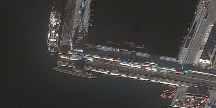 Без шансів – Defence Express на основі нових знімків атакованої підводним дроном субмарини РФ у Новоросійську (ФОТО, ВІДЕО)