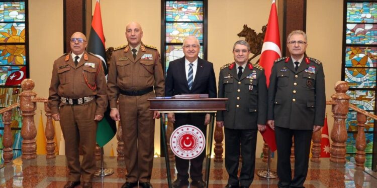 У Туреччині розбився літак з військовим керівництвом Лівії