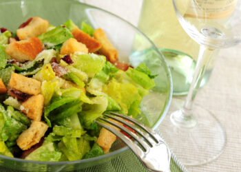 Для тих, хто любить салати з сухариками – 10 цікавих рецептів на свята і щодня (ФОТО)