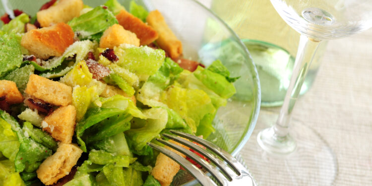 Для тих, хто любить салати з сухариками – 10 цікавих рецептів на свята і щодня (ФОТО)