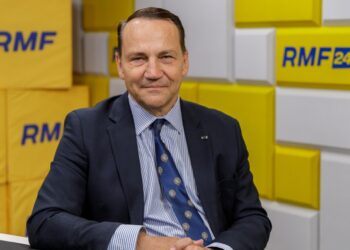 Глава МЗС Польщі Сікорський заявив, що у Зеленського “корона б не впала”, якби він попросився в гості до Навроцького, бо той хоче вдячності, і не в Україні