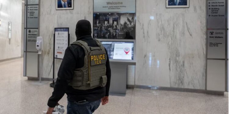 Китаєць таємно зняв концтабір для уйгурів, а потім втік до США. Його хотіли депортувати