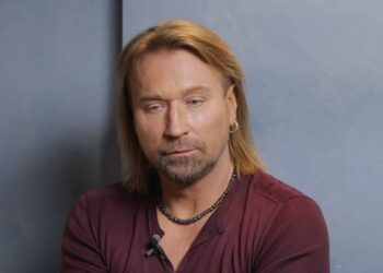 Винник розповів, як “втікав” з України, і що готовий приїхати з концертом, попри “все це л**но” (ВІДЕО)