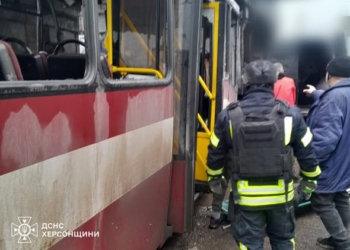 Внаслідок російського обстрілу Херсона загинув водій маршрутки, ще 5 людей поранені (ФОТО)