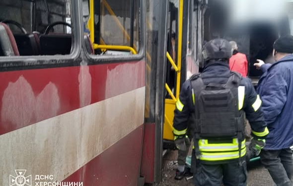 Внаслідок російського обстрілу Херсона загинув водій маршрутки, ще 5 людей поранені (ФОТО)