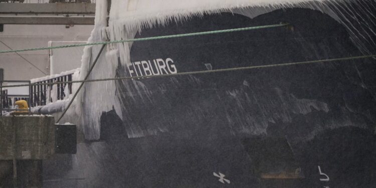 З 14 членів екіпажу судна Fitburg, яке підозрюється у пошкодженні телекомунікаційного кабелю між Фінляндією та Естонією, трьом заборонено виїзд