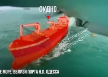 Росіяни атакували два цивільних судна біля Одеси, є поранений (ВІДЕО)