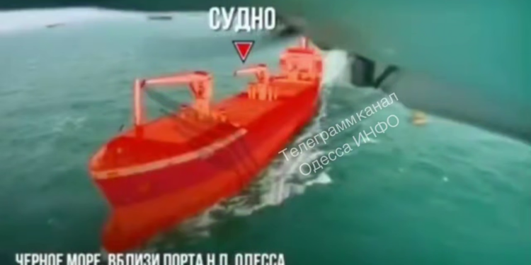 Росіяни атакували два цивільних судна біля Одеси, є поранений (ВІДЕО)