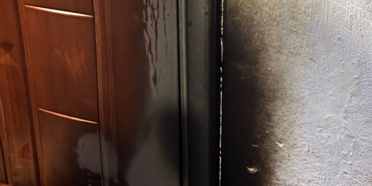 Через ревнощі в новорічну ніч на Миколаївщині чоловік підпалив двері своєї знайомої