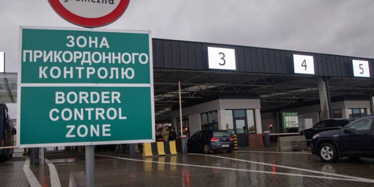 Finita la commedia. Держприкордонслужба не пропустила італійця-путініста в Україну й заборонила йому в’їзд на три роки