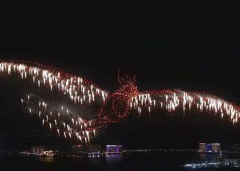 Дрони бувають не страшними – рекордне шоу в ОАЕ з найбільшим в світі феніксом (ВІДЕО)