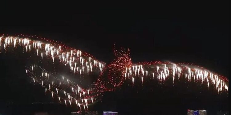 Дрони бувають не страшними – рекордне шоу в ОАЕ з найбільшим в світі феніксом (ВІДЕО)