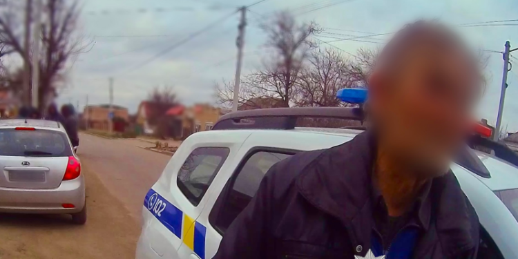 На Миколаївщині чоловік заволодів автівкою, щоб під’їхати до крамниці за спиртним, бо йому не вистачило