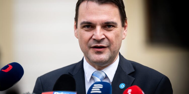 Сторінку перегорнуто, справу закрито. Голови МЗС Чехії й України залагодили ситуацію навколо Окамури