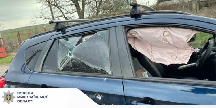 На Миколаївщині дрон влучив в авто під час руху