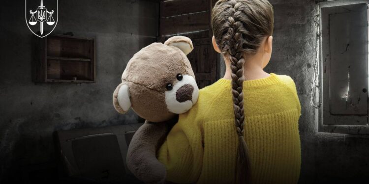 На Сумщині дід 5 років ґвалтував свою онуку. Прокурор хоче для нього довічне. Скільки проживе?