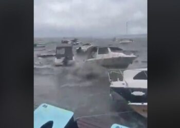 Потужний шторм у Туреччині розвертає літаки і розбиває яхти (ВІДЕО)