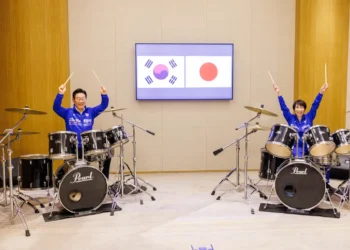 Барабанна дипломатія – лідери Японії і Південної Кореї зіграли вдвох і обмінялися паличками (ВІДЕО)