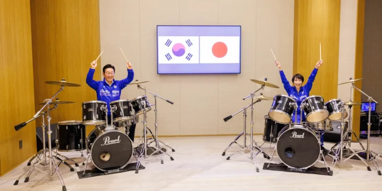 Барабанна дипломатія – лідери Японії і Південної Кореї зіграли вдвох і обмінялися паличками (ВІДЕО)