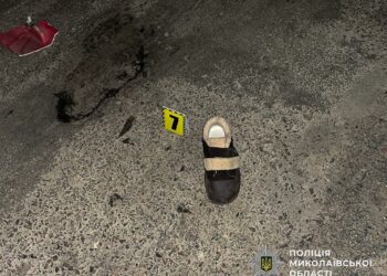 На Миколаївщині вночі авто наїхало на жінку, яка котила мопед. Вона згодом померла