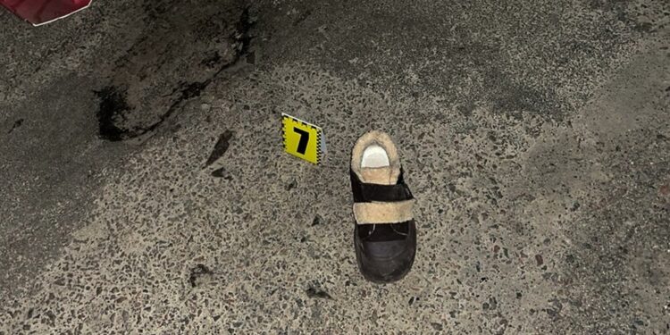 На Миколаївщині вночі авто наїхало на жінку, яка котила мопед. Вона згодом померла