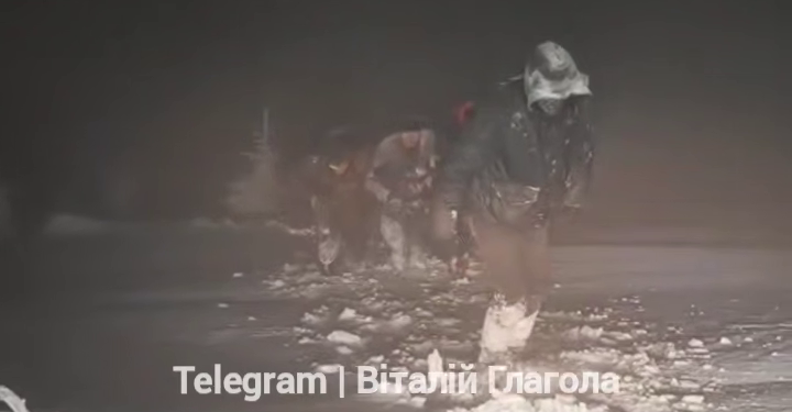 Румунські рятувальники в Карпатах знайшли двох ледь живих українців (ВІДЕО)