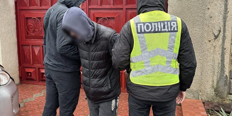 Продав гранати та набої – у Миколаєві затримали чоловіка (ФОТО)