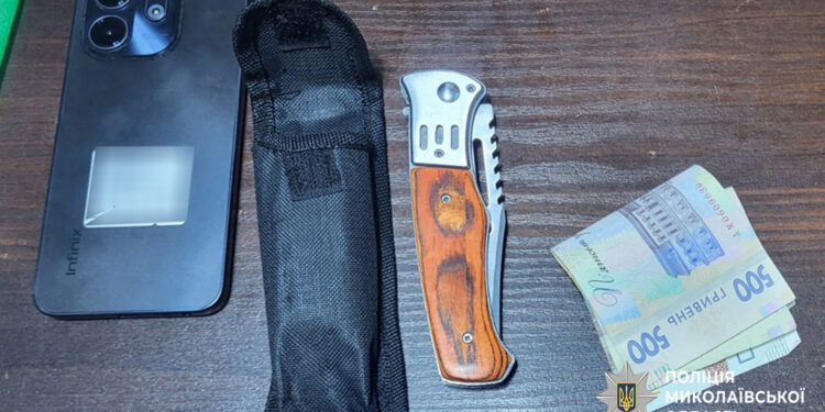 На Миколаївщині на Новий рік рецидивіст змусив жінку відкупитися за старі образи