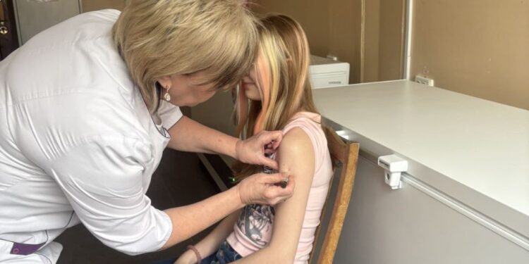 У Миколаєві розпочалося безоплатне щеплення для дівчат 12-13 років проти ВПЛ (ФОТО)